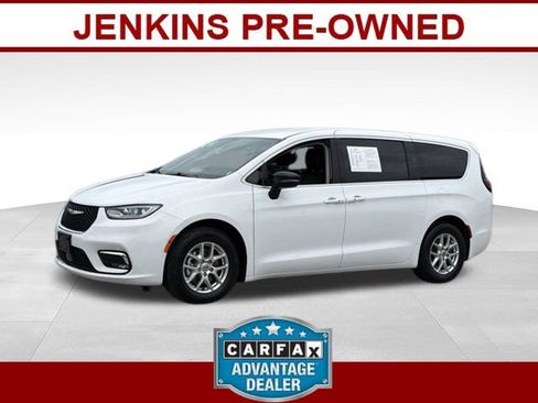 Used 2024 Chrysler Pacifica Touring-L FWD image 1