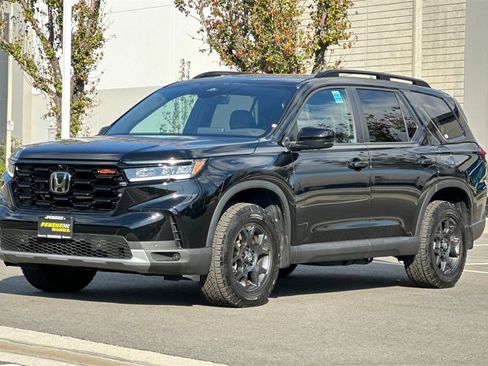 Used 2025 Honda Pilot TrailSport image 8