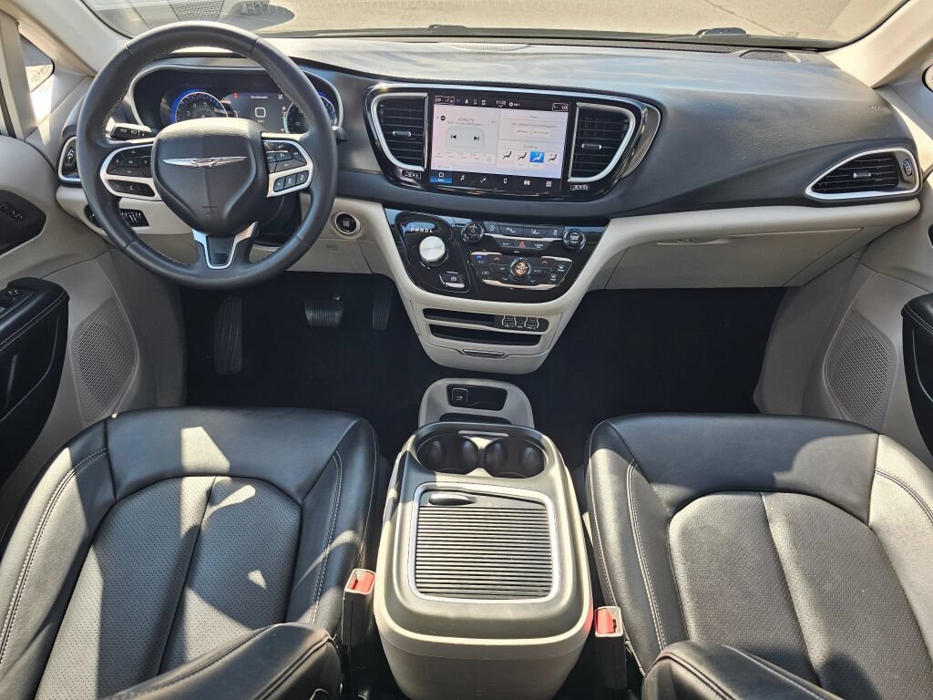 Used 2024 Chrysler Pacifica Touring-L FWD image 11