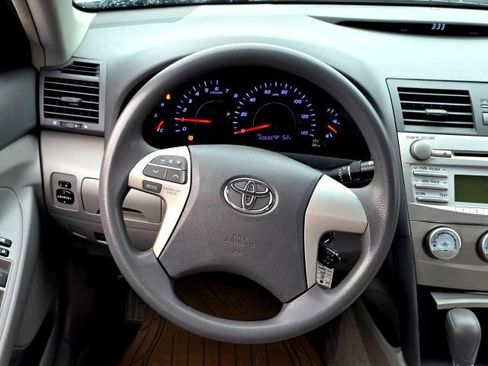 Used 2011 Toyota Camry LE image 12