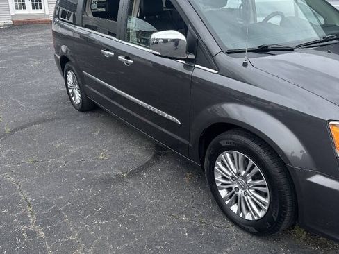 Used 2016 Chrysler Town & Country Touring-L w/ Driver Convenience Group FWD image 2