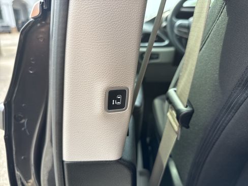 Used 2019 Chrysler Pacifica Touring Plus w/ Advanced Safetytec Group FWD image 23