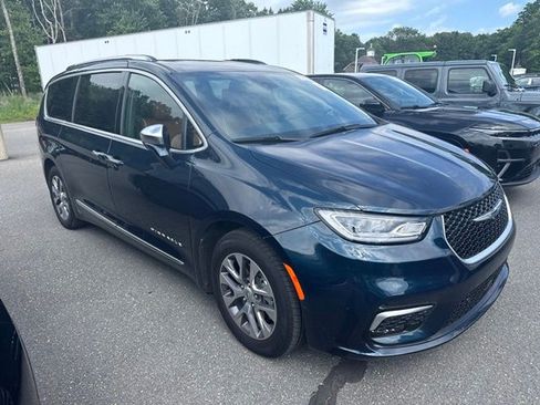 Used 2024 Chrysler Pacifica Pinnacle FWD image 7