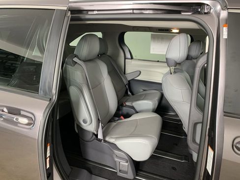 Used 2021 Toyota Sienna XLE FWD image 38