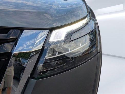 Used 2025 Nissan Pathfinder SV image 10