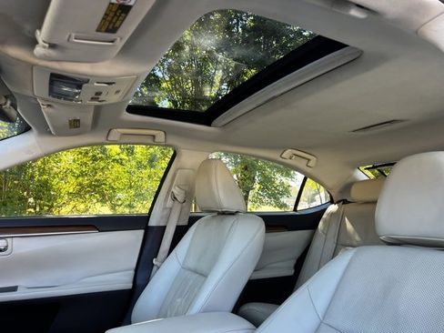 Used 2017 Lexus ES 300h w/ Luxury Package image 47