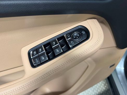 Certified 2026 Porsche Macan AWD/4WD image 10