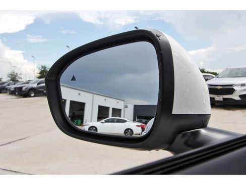 Certified 2025 Nissan Kicks SR FWD image 11