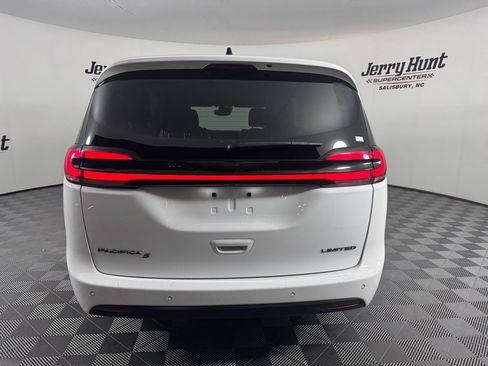 Used 2025 Chrysler Pacifica Limited FWD image 8