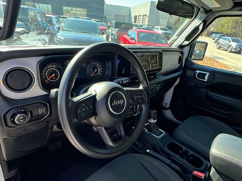 Used 2024 Jeep Gladiator Sport image 23