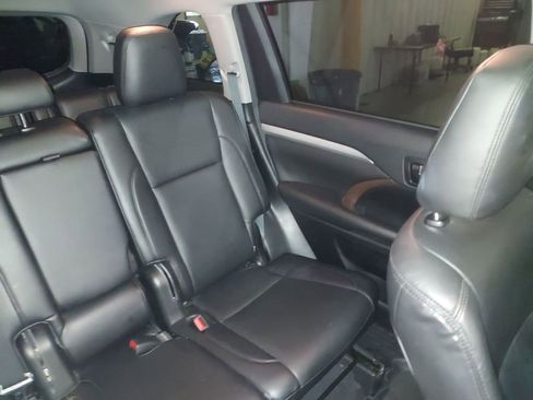 Used 2018 Toyota Highlander LE AWD/4WD image 14