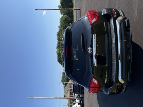 Used 2020 Nissan Pathfinder Platinum FWD image 4