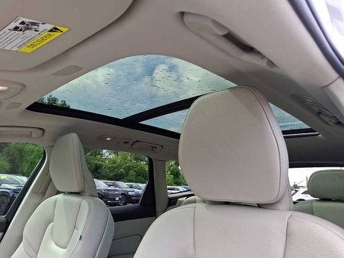 Used 2022 Volvo XC60 B5 Momentum w/ Climate Package AWD/4WD image 15