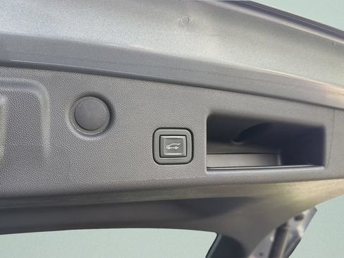 Used 2023 Chevrolet Equinox Premier FWD image 27
