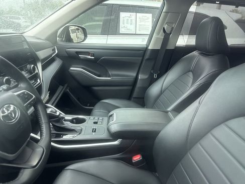 Used 2024 Toyota Highlander XLE image 8