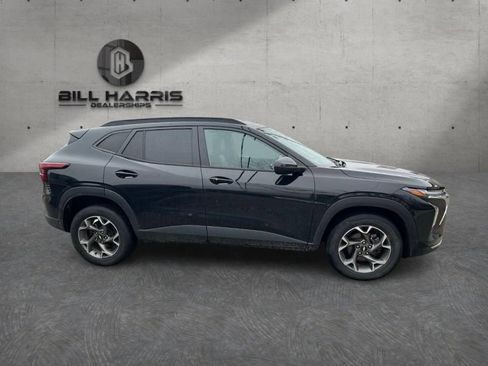 Used 2024 Chevrolet Trax LT w/ Sunroof Package image 4