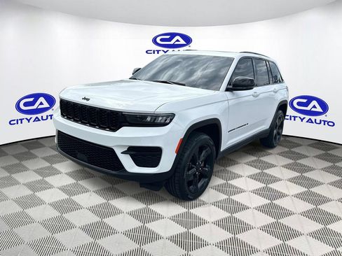 Used 2024 Jeep Grand Cherokee Altitude AWD/4WD image 8
