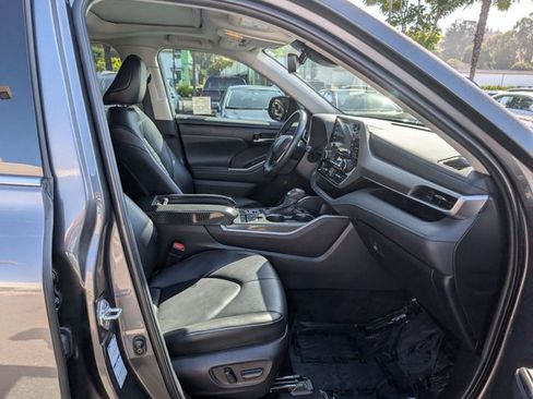 Used 2022 Toyota Highlander XLE AWD/4WD image 18