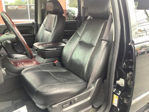 Used 2011 Cadillac Escalade Luxury image 10