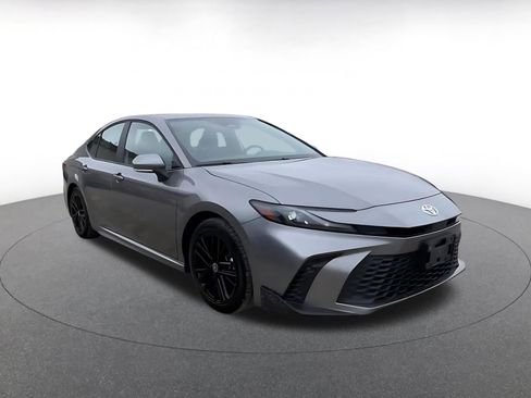 Used 2025 Toyota Camry SE image 3