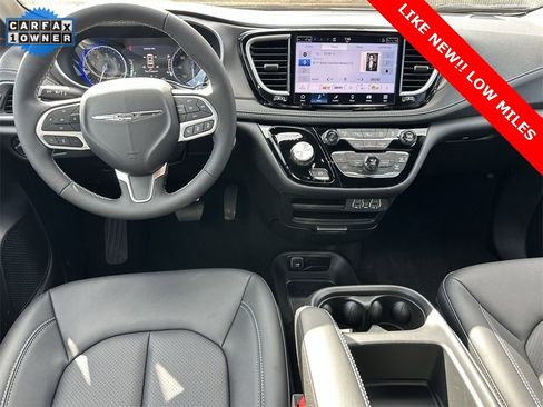 Used 2025 Chrysler Pacifica Select image 4