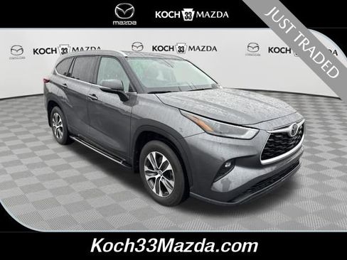 Used 2022 Toyota Highlander XLE image 1