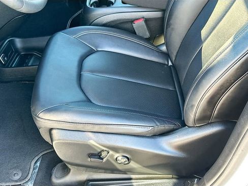Used 2025 Chrysler Pacifica Select image 18