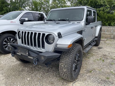 Used 2023 Jeep Gladiator Sport AWD/4WD image 2