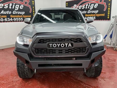 Used 2017 Toyota Tacoma TRD Off-Road image 14