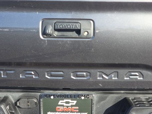 Used 2018 Toyota Tacoma TRD Off-Road image 49