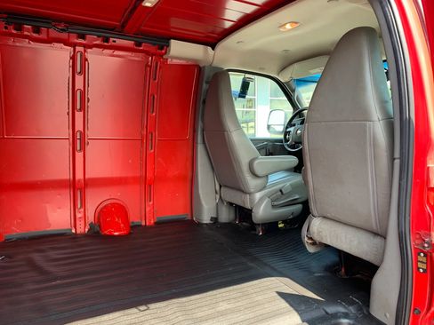 Used 2018 Chevrolet Express 2500 w/ Driver Convenience Package RWD image 26