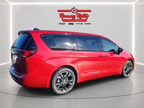 New 2026 Chrysler Pacifica Select image 5