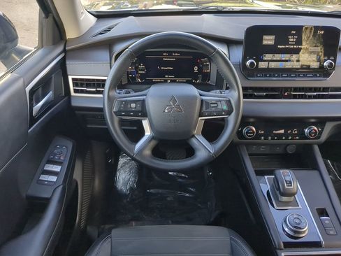 Used 2024 Mitsubishi Outlander SE Black Edition image 16