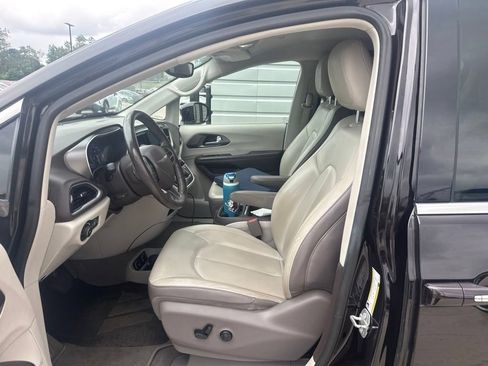 Used 2019 Chrysler Pacifica Touring-L w/ Premium Audio Group FWD image 13