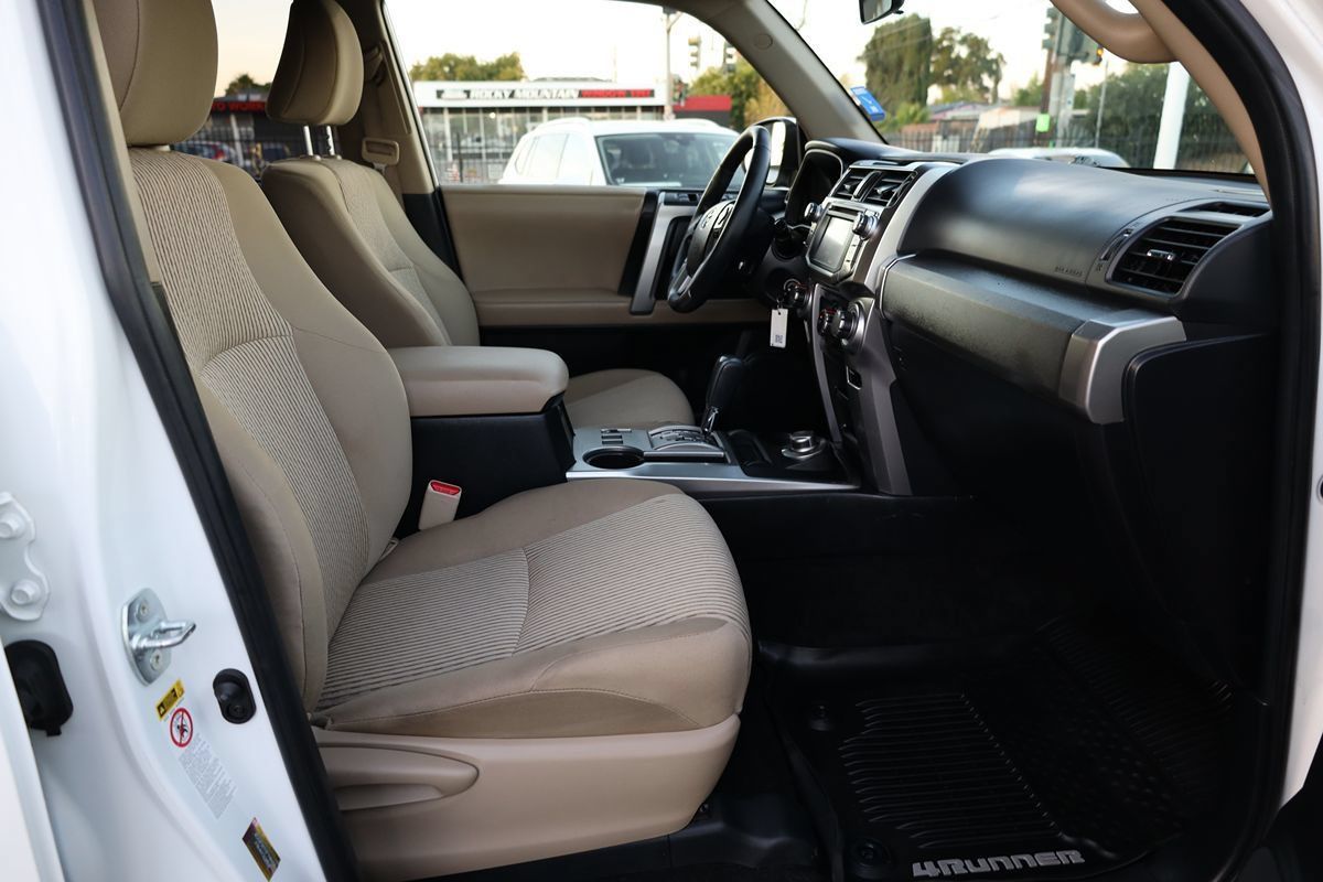 Used 2018 Toyota 4Runner SR5 AWD/4WD image 18