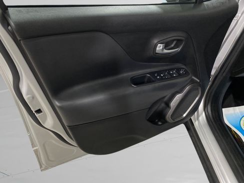 Used 2018 Jeep Renegade Limited w/ UConnect 8.4 Nav Group AWD/4WD image 18