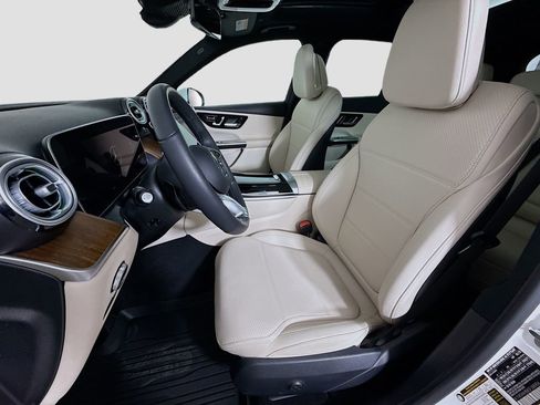 Used 2025 Mercedes-Benz GLC 300 4MATIC image 22