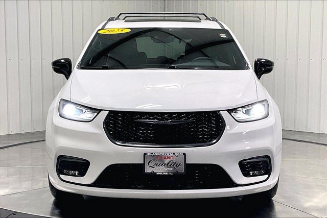 Used 2025 Chrysler Pacifica Limited FWD image 2