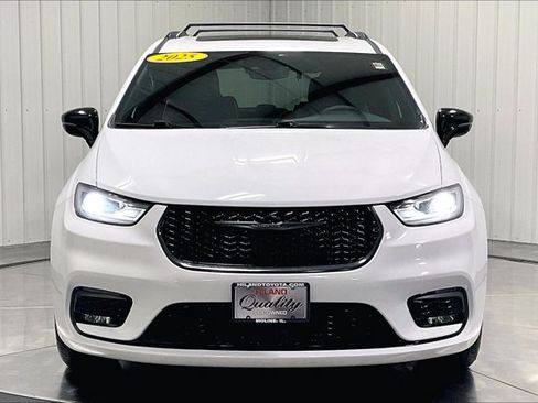 Used 2025 Chrysler Pacifica Limited FWD image 2