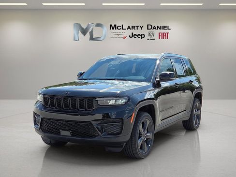 New 2025 Jeep Grand Cherokee Altitude image 2