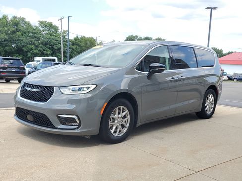 Used 2024 Chrysler Pacifica Touring-L FWD image 2