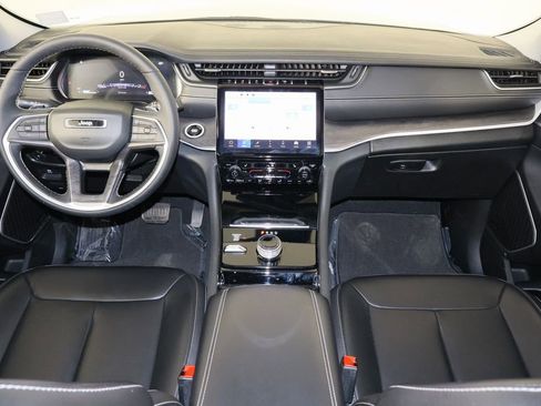 Used 2023 Jeep Grand Cherokee Limited w/ Black Appearance Package image 14