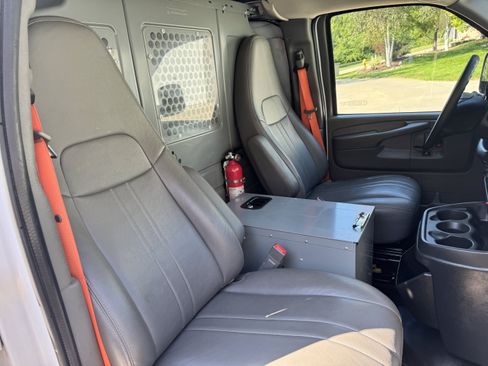 Used 2015 Chevrolet Express 2500 RWD image 18