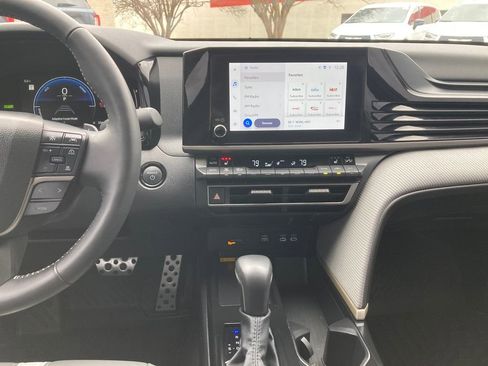 Used 2025 Toyota Camry SE image 17