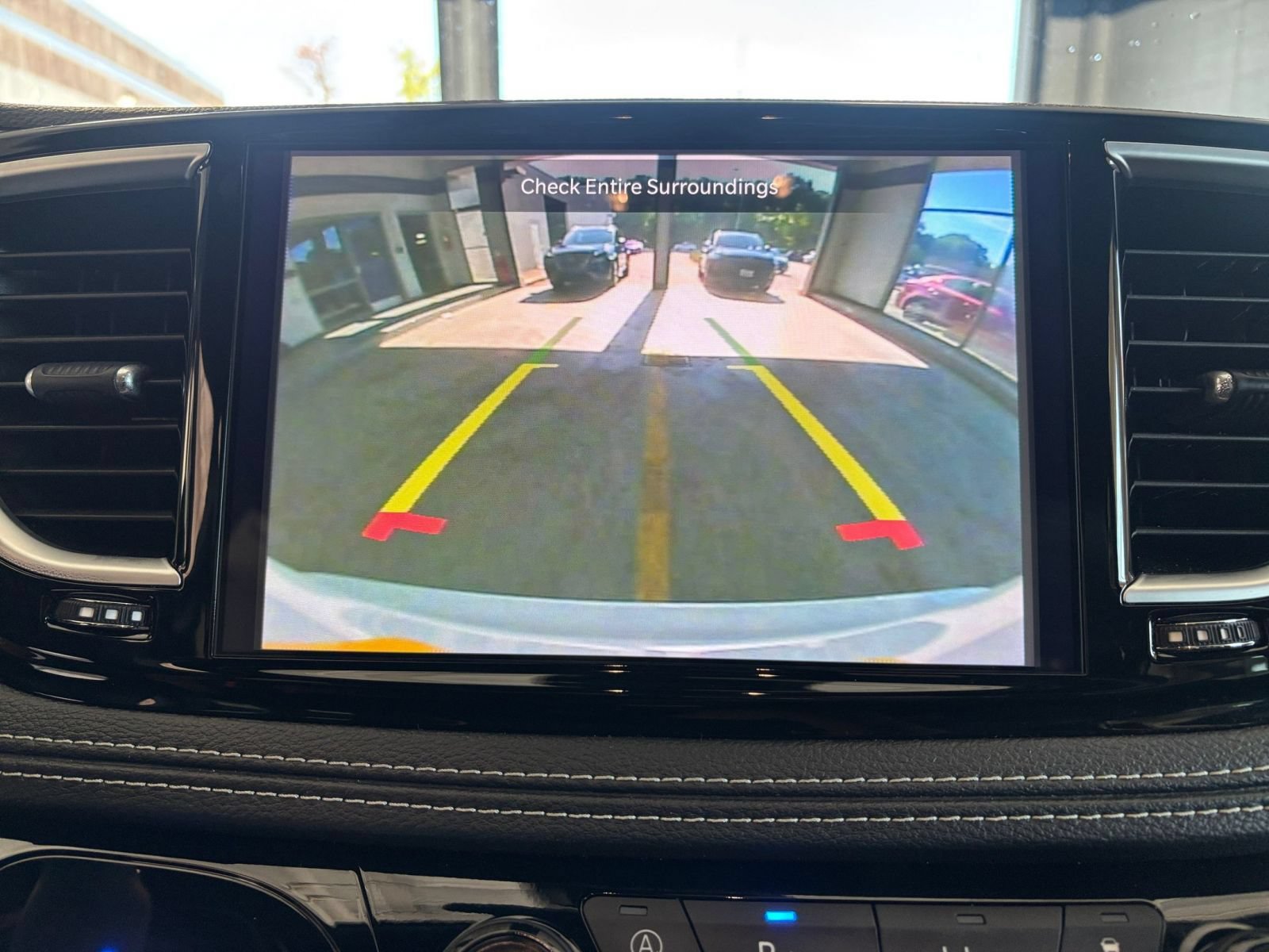 Used 2025 Chrysler Pacifica Limited FWD image 26