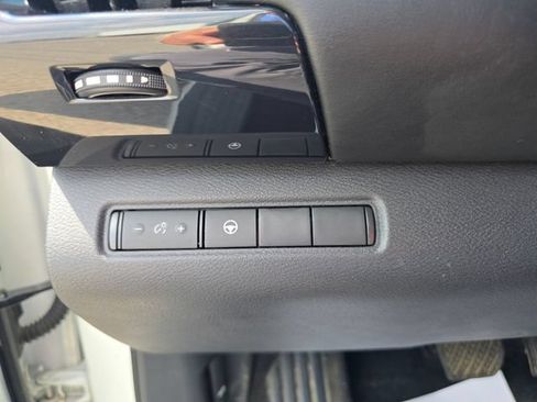Used 2022 Nissan Pathfinder SV AWD/4WD image 17