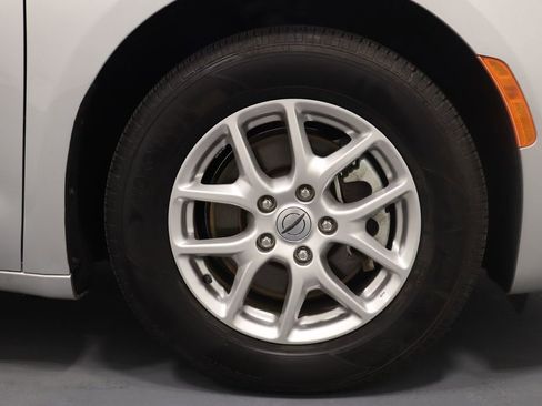 Used 2024 Chrysler Pacifica Touring-L image 27