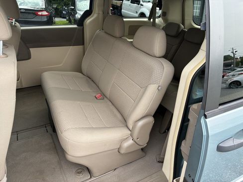 Used 2008 Chrysler Town & Country LX FWD image 12
