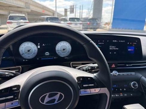 Used 2024 Hyundai Elantra SEL w/ Convenience Package FWD image 12