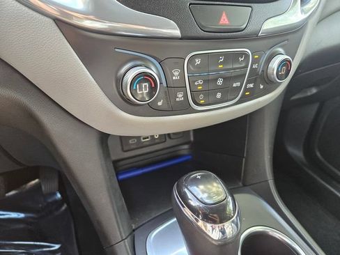 Used 2019 Chevrolet Equinox LT w/ Sun & Navigation Package FWD image 18